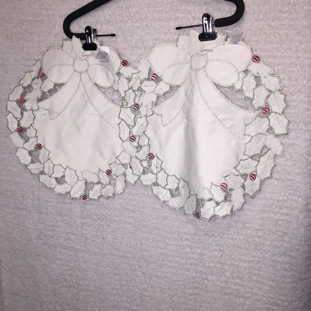 Christmas Placemats (2) Excellent Pre-Owned Condition 15.5" round - Picture 3 of 6